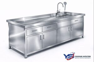 2400×900×920 mm ölçülerde, AISI 304 kalite 1,5 mm paslanmaz çelik dolaplı gasil masası. Evye, gider uyumu, dolap-çekmece depolama. Gasilhane ve morglar için profesyonel çözüm.